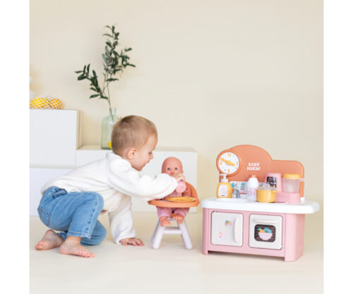 פעוט משחק עם בובה בכיסא האוכל ליד מטבח Baby Nurse של Smoby