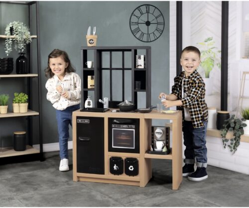 שני ילדים מבשלים יחד במטבח Smoby Loft