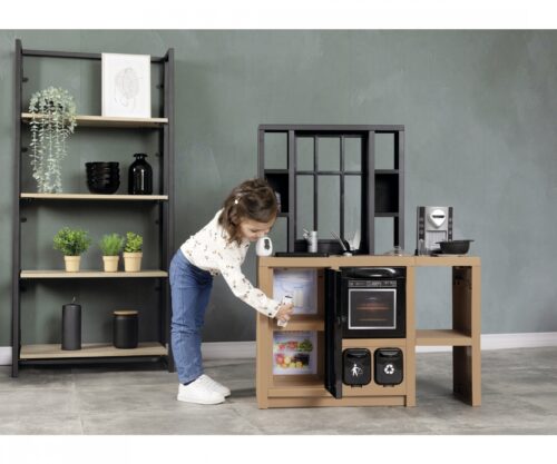 ילדה פותחת את המקרר במטבח הילדים Smoby Loft