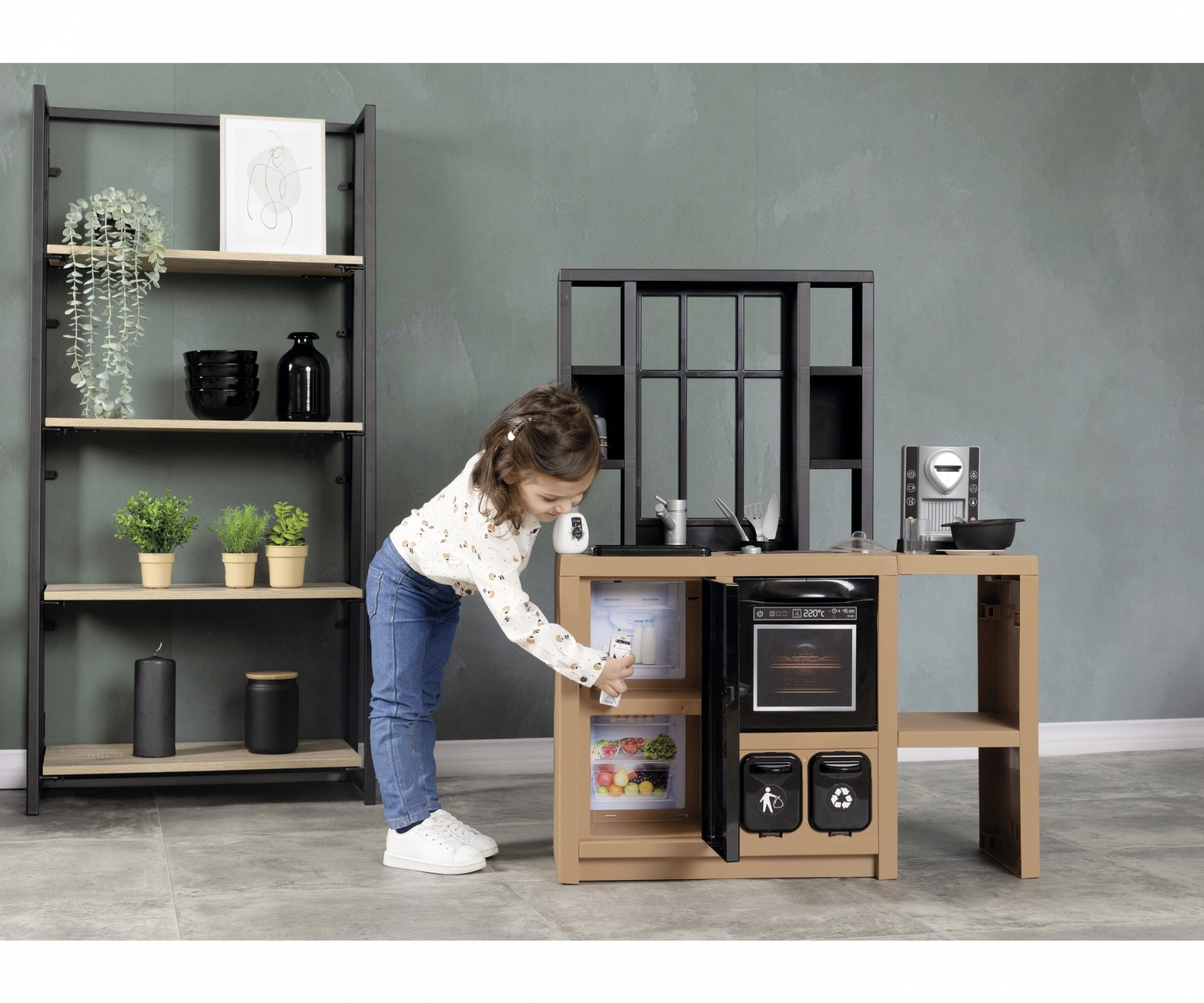ילדה פותחת את המקרר במטבח הילדים Smoby Loft