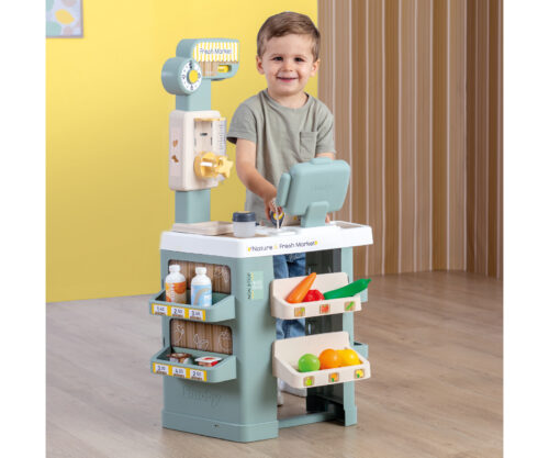 ילד ממלא מוצר ממתקן חלוקת המזון בדוכן Smoby Nature&Fresh Market