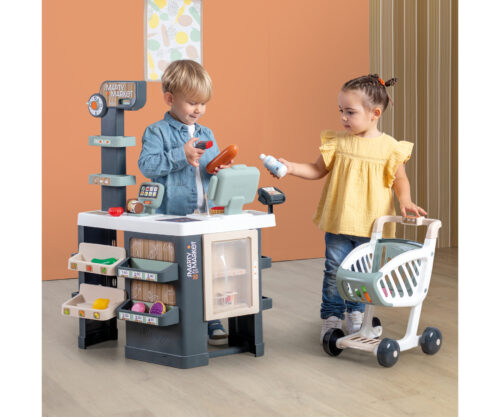 שני ילדים סורקים מוצרים בסופרמרקט Smoby Smarty Market