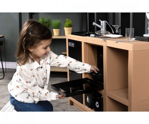 ילדה פותחת את דלת התנור במטבח Smoby Loft
